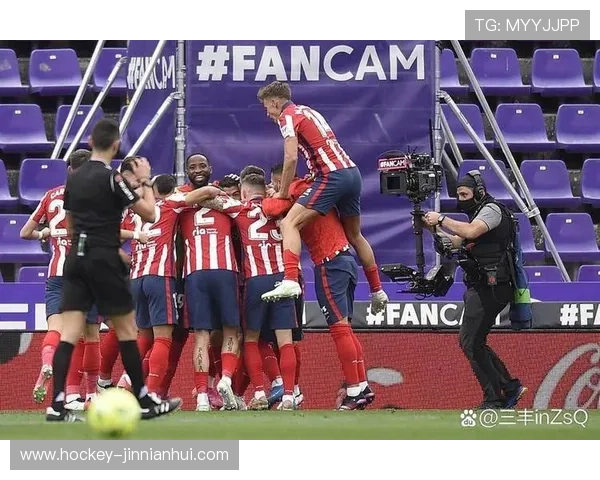 足球场上的激情碰撞与球星间的默契击掌引发的无限魅力与讨论