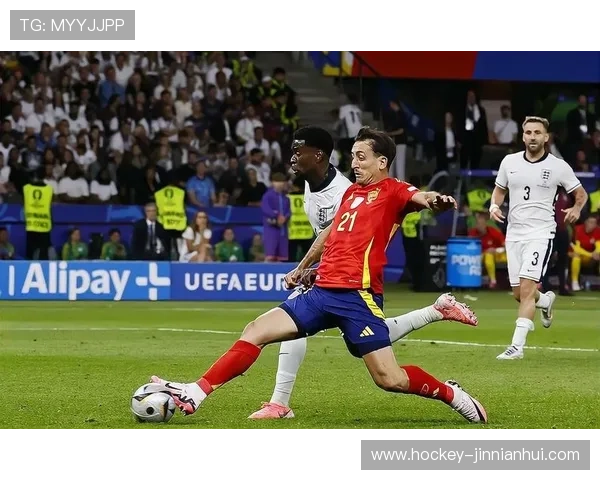 足球巨星泪洒赛场背后原因揭秘：荣耀与遗憾交织的动人瞬间