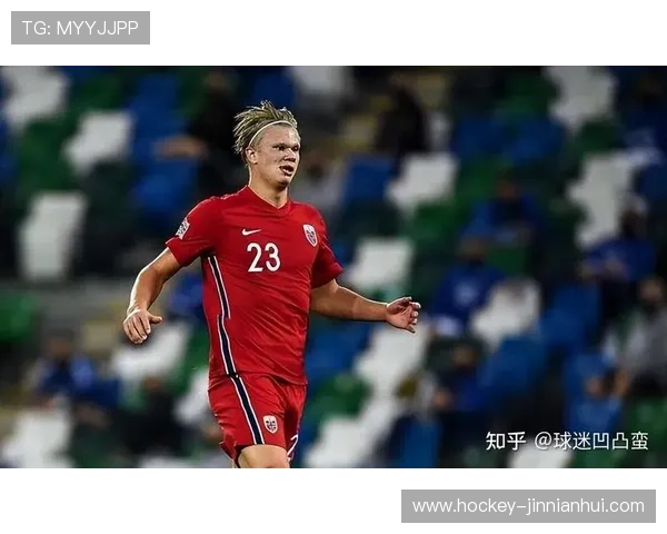 足球球星佩戴独特棒球帽造型展示彰显个性与时尚风采